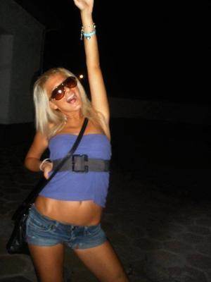 Adult dating profile photo of Dana (20) in Ontario